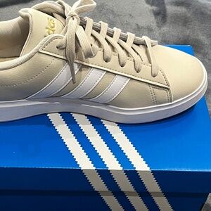 Adidas Grand Court sneaker